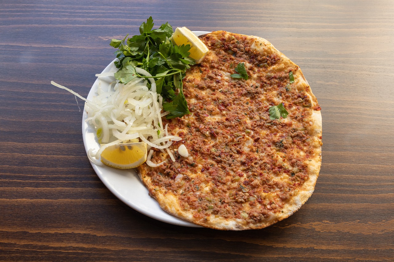 Lahmacun mit Salat